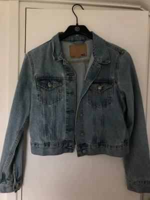 Jeans jacka - Säljer denna fina croppde jeans jackan från lager 157 då den inte kommer till användning. Köpt för 300 kr och säljer för 100 inte inkl frakt men pris går att diskuteras