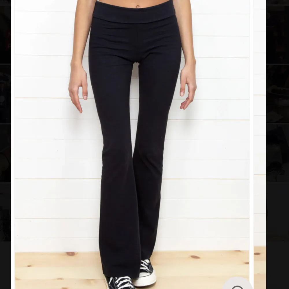 säljer dem här yoga pantsen från brandy melville. bra skick använt fåtal gånger. . Jeans & Byxor.