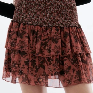 Volangkjol - Populär kjol från zara i M men passar även om man bär S! 