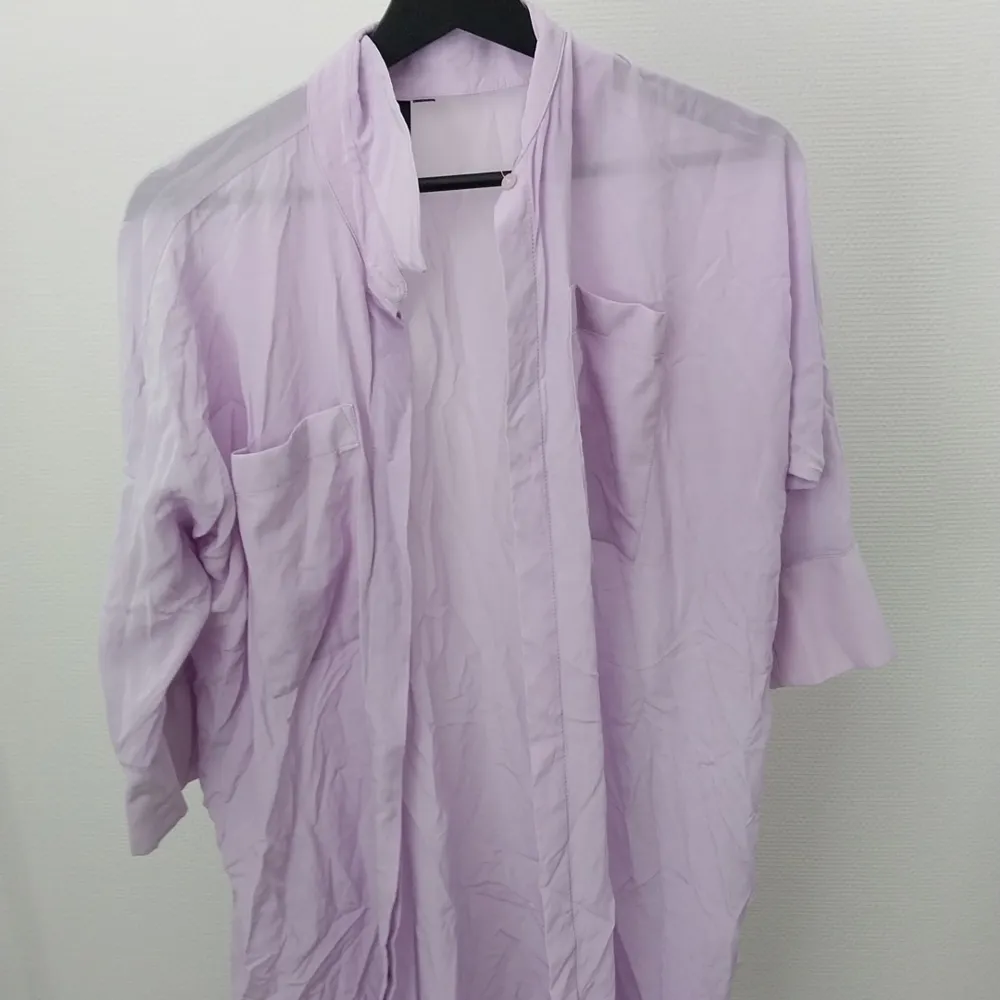Blus/skjorta som är lila från topshop . Blusar.