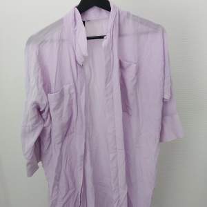 Blus/skjorta som är lila från topshop 