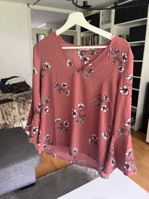 Blus - Är lite använd och i väldigt fint skick. Utsvängda armar 