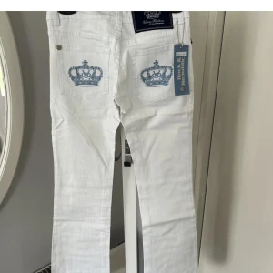 Victoria Beckham jeans - Helt nya VB jeans i lowwaist och bootcut modell ! Sååå snygga och inga defekter Midjemått : W27, ca 34cm rakt över  Innerbenslängd: 79/80 cm 🩷 ENDAST SERIÖSA BUD