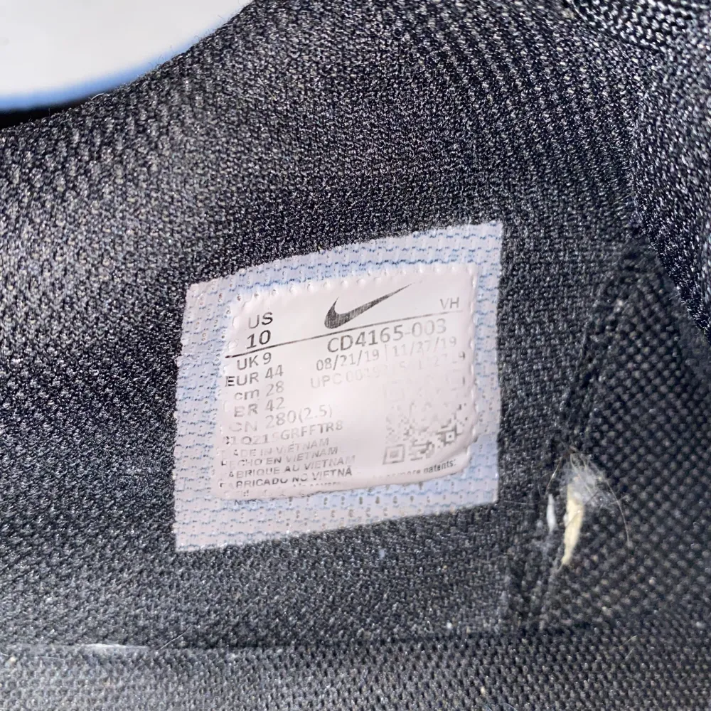 Svarta Nike Air Max skor köpta för 1250kr. Okej kvalite . Skor.
