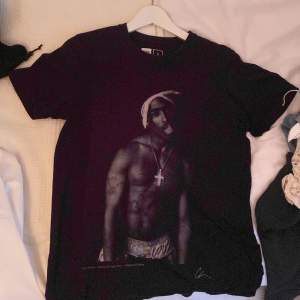 Tupac t-shirt köpt på dedicated för 400kr använt kanske 3 gånger pris kan diskuteras 