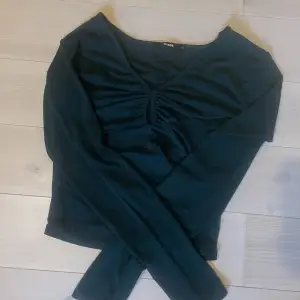 säljer denna långärmade mörkgröna tröjan i stl m då den inte kommer till användning💞fin färg till hösten och även uppklädd! bra skick! köparen står för frakten