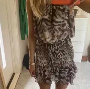 Zara klänning  - Super fin zebra klänning från zara som har använts bara en gång och inte kommer till nå mer användning!