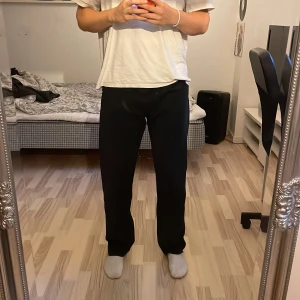 ⚡️Svarta Levis 501⚡️ - Svarta Levis 501 jeans i storlek w36 l32. Skick 8/10, dock är märket på baksidan i lite sämre skick. Annars är det inga fel med jeansen utan är överlag i gott skick.  Ordinarie pris är 1099kr. Jag är 185 cm lång. Vid frågor så tveka inte att kontakta mig!