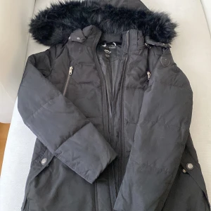 Vinterjacka  -  vinter jacka som är använd inga hål eller nått sånt💕