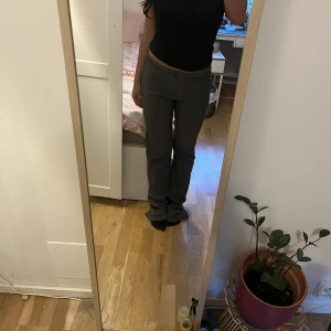 Gråa kostymbyxor  - Gråa Medelmidjade kostymbyxor i bootcut fit, står ingen storlek men skulle gissa att dem är 36 eller 38!💗