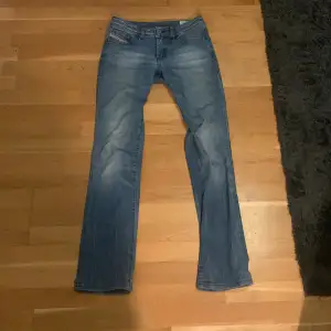 Ett par jätte fina diesel jeans som är assss snygga på!! Jag säljer då de är lite för stora på mig och inte riktigt min stil längre! De är bootcut och inte STRAIGHT!! 😇🥰🥰