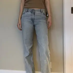 Superfina ljusblåa jeans från Monki i st 26, medelhög midja och passar perfekt i längden för mig som är 174cm lång💗