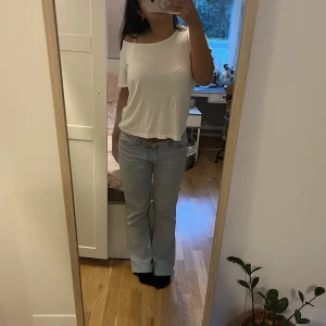 Vit T-shirt  - Vit bastopp med ganska bred neckline så man kan ha den lite snett vid axlen!! Ribbad och super bra skick inga defekter💗