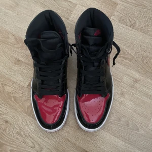 Air Jordan 1 Patent Bred - Bra skick har inte används mer än 30 gånger.  Låda finns kvar om man vill ha med den.  Lite smutsiga men det är inget som inte går bort!  Hör av er vid intresse  Pris kan diskuteras vid snabb affär.  Står för frakten för jag är schysst som fan :)