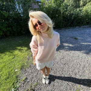 Rosa stickad tröja - Säljer denna super söta rosa stickade tröjan som är perfekt nu till hösten!!! Den är jätte skön och har verkligen en super söt färg!!🩷🩷🩷 skriv till mig för frågor eller om ni är intreserade!