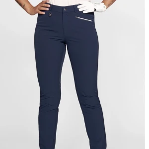 Blå golfbyxor  - Marinblå golfbyxor från Röhnisch i storlek 36. Endast använda ett fåtal gånger. Säljer pga slutat spela golf 🌸 nypris 999:-