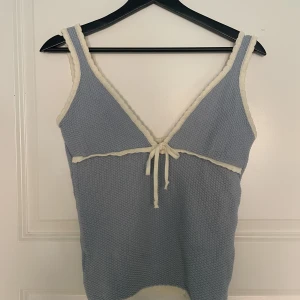 Djerf Avenue topp - Super gullig topp från djerf avenue i storlek S. Tröjan är använd en gång och säljer den pågrund av att den inte riktigt är min stil men den är i super bra skick.