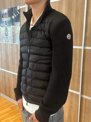 Moncler cardigan  - Moncler cardigan i storlek M. Kvitto och tags finns kvar. Inga defekter  Väldigt populär cardigan  Hör av er vid funderingar. 