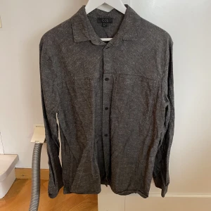 cos skjorta  - En skjorta från Cos i grå med en ficka på vänstra bröstet, fint skick och fungerar bra som overshirt