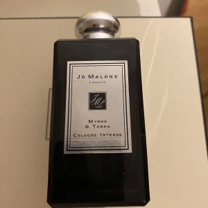 Jo malone myrrh & tonka 100ml  - Säljer nu denna parfym från parfymhuset jo malone london!  Den kloten ungefär för ett år sedan men har bevarats fint och använts sparsamt.  Uppskattar att det är ungefär 60/100 ml kvar i den så fortfarande mycket att ge!  Skriv om du har några frågor!
