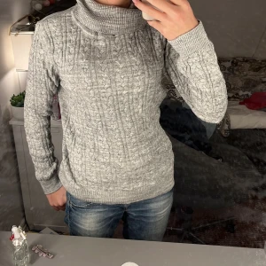 Stickat  - Säljer denna stickade tröja från  H&m då den ej kommer till användning längre. Älskar materialet. Köpt för 300kr❤️
