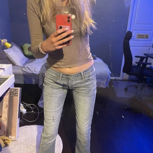Levis lågmidjade jeans  - Levis lågmidjade jeans som inte används för att dom är lite för korta på mig då jag är 180. Tror dom hade passat så fint på nån lite kortare 💕💕