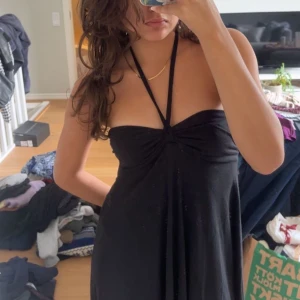 Svart klänning - Säljer denna jättefina klänning som är helt oanvänd. Jätteskönt och stretchigt material och klänningen är i storlek 34. Okänt märke. 🥰