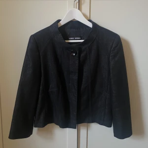 Trekvartsärmad Kavaj  - Svart trekvartsärmad kavaj/kofta från Gerry Weber, köpt secondhand🤍