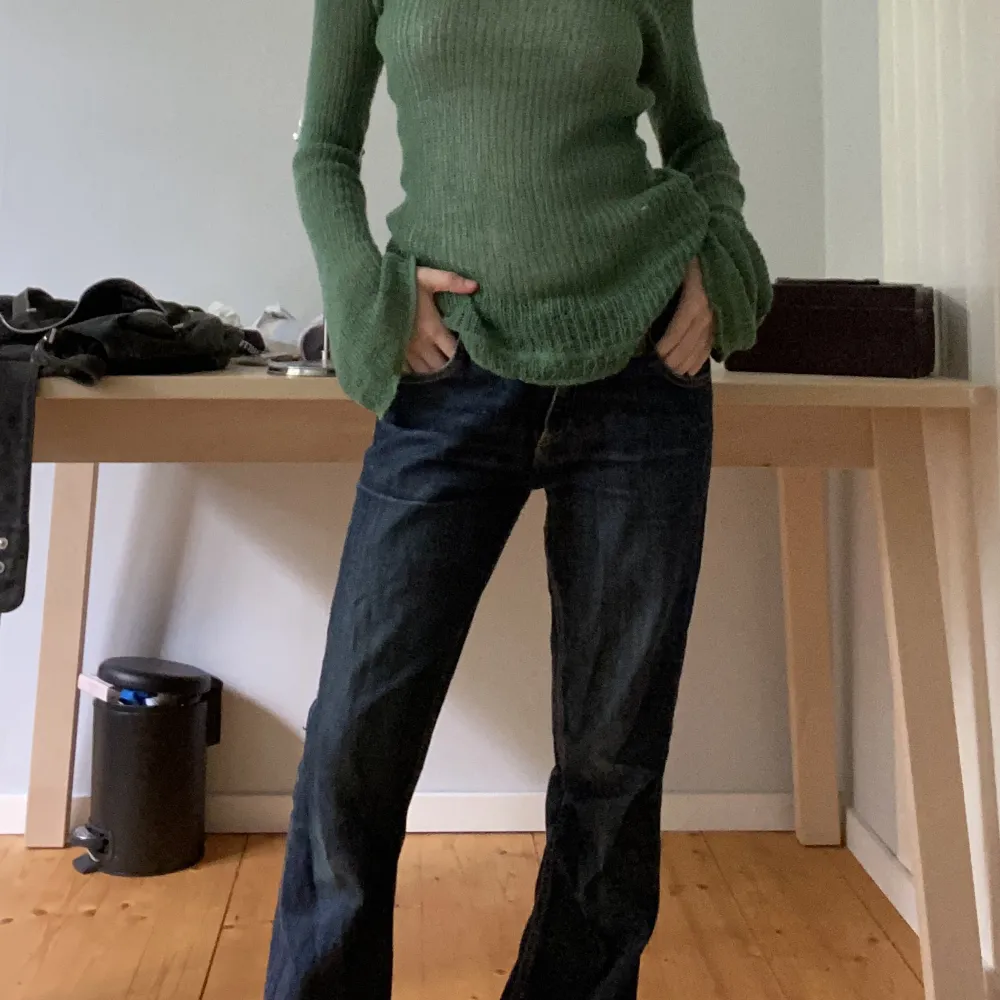 Min mammas lågmidjade Lee jeans från 90-talet! Tyvärr för stora för mig, därav är bilderna inte perfekt. Skriv privat för måtten🩷. Jeans & Byxor.