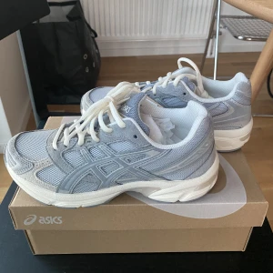 Asics sport style GEL 1130 - Jättefina och sköna unisex sneakers Helt ny och oanvända, endast ena skon som har provats inomhus.  Storlek 37,5  Köpta för 1200 - mitt pris: 800