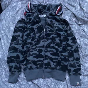 Bape hoodie  - ⭐️snygg grå Bape shark full zip hoodie i storlek L men passar perfekt för M och S⭐️Jag har knappt använt den, jag har påsen den kom i och sånt kvar 🔥så hör av er om ni vill se fler bilder eller har ett annat prisförslag🔥
