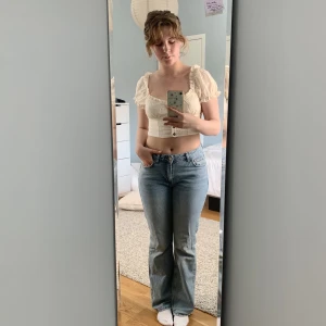 Low waist bootcut  - Jättefina ljusblå, lågmidjade bootcut jeans från Gina Tricot! Passar mig som är 36/38 :) Köpta för 500kr 💗