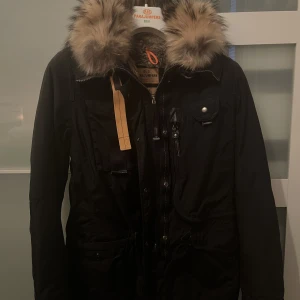 Parajumper  - Parajumper dam jacka i storlek M. Använd under en vinter inget synligt slitage samt kemtvättad. Nypris 10 699kr, pris kan diskuteras vid snabb affär.