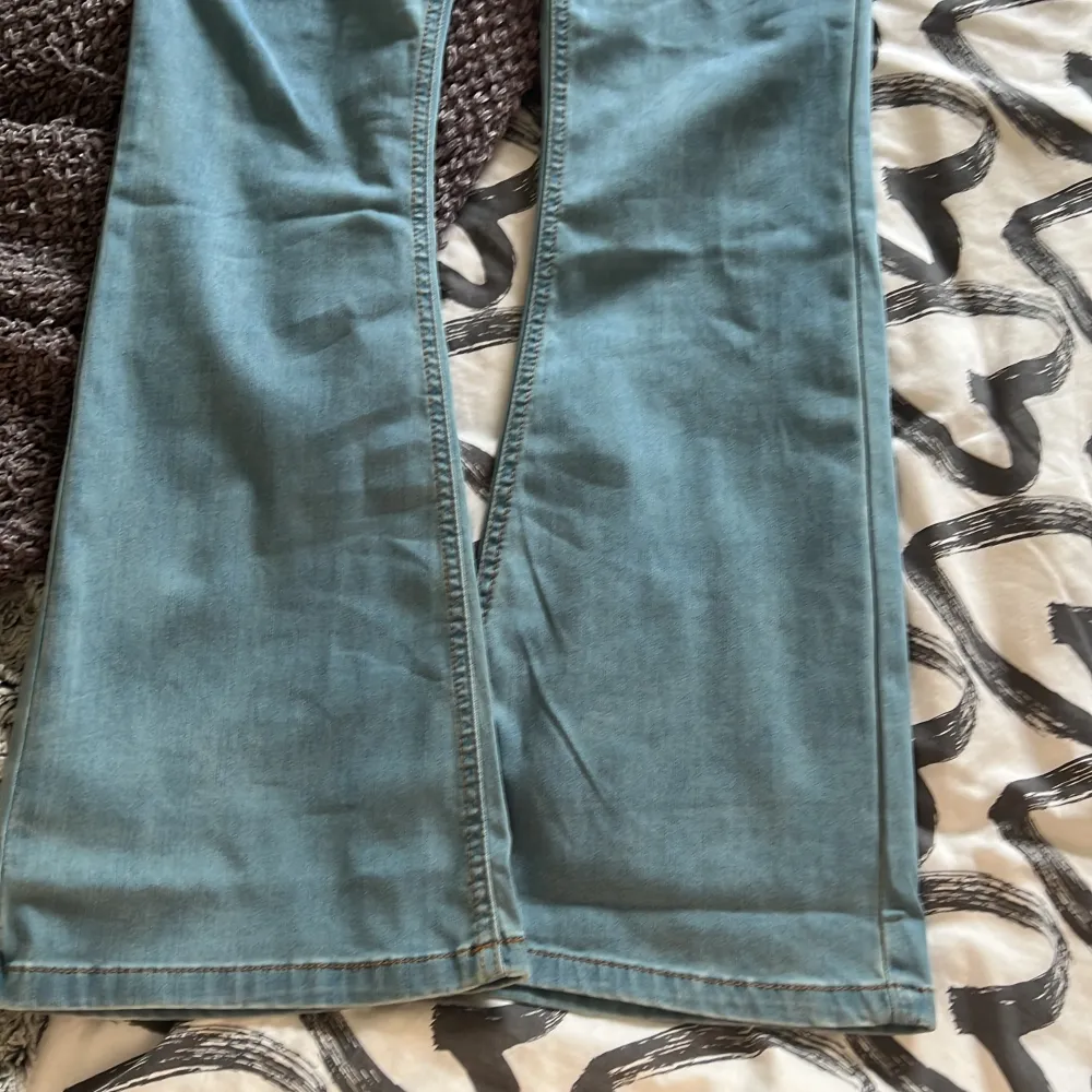 Helt oanvända bootcut jeans från bohoo med lappen kvar, säljer då dom var lite för korta för mig (178cm) och bara har legat i garderoben.  jättefina jeans annars som passar perfekt till nästan varje outfit. Nypris 432 kr.. Jeans & Byxor.