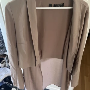 Kappa - En kappa från Bonnprix. Använd ca 6 gånger Står tyvärr inte vad det är för storlek, men jag är storlek L och den passar super på mig!