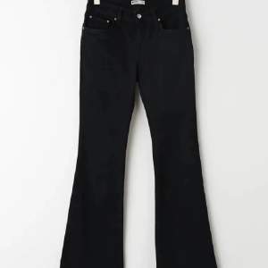 Säljer dessa svarta bootcut jeans, de är även low waist. Nypris 500 💘 