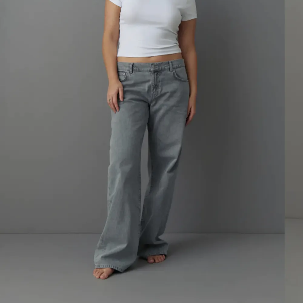 Gråa low wide jeans från gina tricot, storlek 36. Nypris 499kr🥰. Jeans & Byxor.