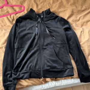 Velour hoodie - Snygg tröja i mjuk velour säljes.  Nästan aldrig använt 
