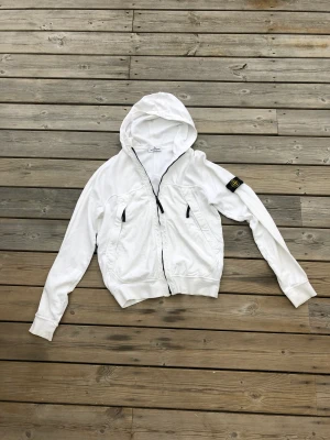Stone island tröja zip - Stone island junior tröja vit. Skick 10/10 knappt använd. Köpt på NK i Göteborg runt 2020/21. Storlek 170 junior.  HAR EJ KVITTO!