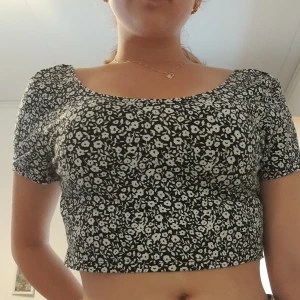 blommig magtröja - Hej, jag säljer den för att den är för stor. den är lite lägre i ryggen ön vad drn är på fram sidan 