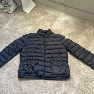 Moncler jacka - Säljer min gamla moncler jacka som säljer min moncler jacka som tyvär är för liten 💓😒 super snygg nu till hösten men kan även användas året runt!! Lite sliten så har gått ner mycket i pris då dessa vanligtvis säljs för över 4000