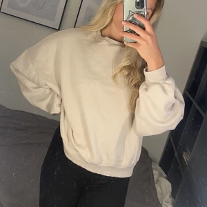 Chunky oversized sweater från Nelly i beige - “Perfect chunky sweater” från Nelly.com i färgen beige. Superskön och oversized. Jag samfraktar med annat och vi kan komma överens om paketpris.