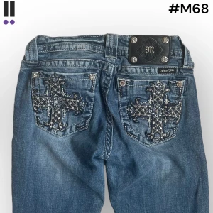 M68 lågmidjade bootcut missme jeans  - MissMe jeans i model Mid Rise Boot 💜 Tag 25W 💜Midja (rakt över) 32cm 💜 Innerben 78cm 💜 Ytterben 104cm 💜 Benöppning 20cm 💜  💜Våra mått blir W=25 och L=30 💜 Men jämför alltid måtten med dina bästa jeans💜M68