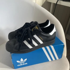 Adidas superstar - Knappt använda så dem är som nya har max använd de tre gånger. Ny pris 1000kr💓