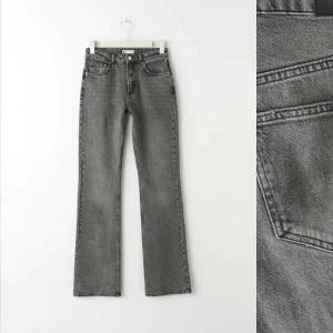 Jeans från Ginatricot med medelhög midja 💗 - Säljer dessa superfina grå jeansen från Ginatricot i storlek 32 💗, jag säljer dem då de inte kommer till användning längre, de är i nyskick och modellen på jeansen heter full lenght flare jeans 💗På mig som är 1,70 cm lång sitter dom lågmidjat. 