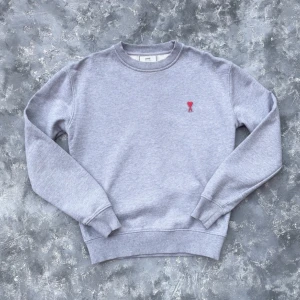 AMI sweatshirt XS - Tjena! Säljer nu denna skit snygga sweatshirt från AMI. Skick 10/10 inga defekter. Pris i butik 3000kr mitt pris 1600kr Kontakta mig vid frågor eller eventuella prisförslag!😁