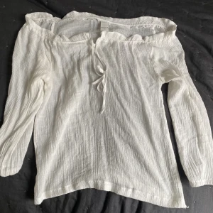Vit topp - En jätte gullig topp köpt vintage. Priset kan diskuteras och vid frågor eller ifall du vill ha flera bilder är det bara att skriva🤍