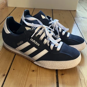 Adidas Samba Blå - Helt nya adidas samba !! Använda en gång, säljer då de tyvärr är lite för små 🥺