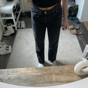 Zara jeans - Säljer dessa jeans från zara då de är lite stora på mig. Köpta för 360kr. Skriv för fler bilder💕