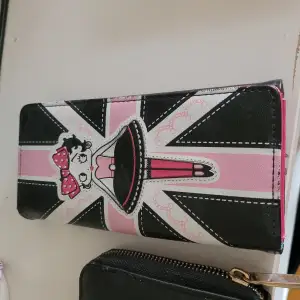 Plånbok med Betty Boop på  Använd men i fint skick  Storlek 18,5 × 9 cm